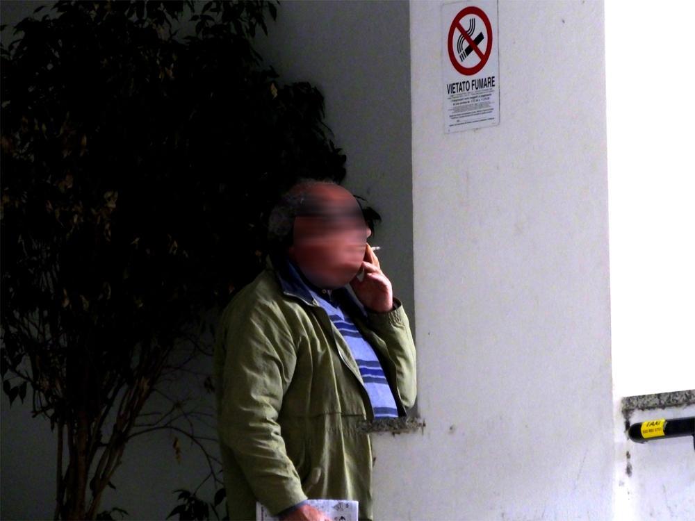 Blitz all’ospedale civile di Sassari, i Nas in borghese multano i fumatori 
