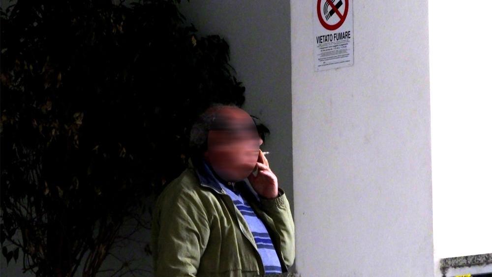 Blitz all’ospedale civile di Sassari, i Nas in borghese multano i fumatori 