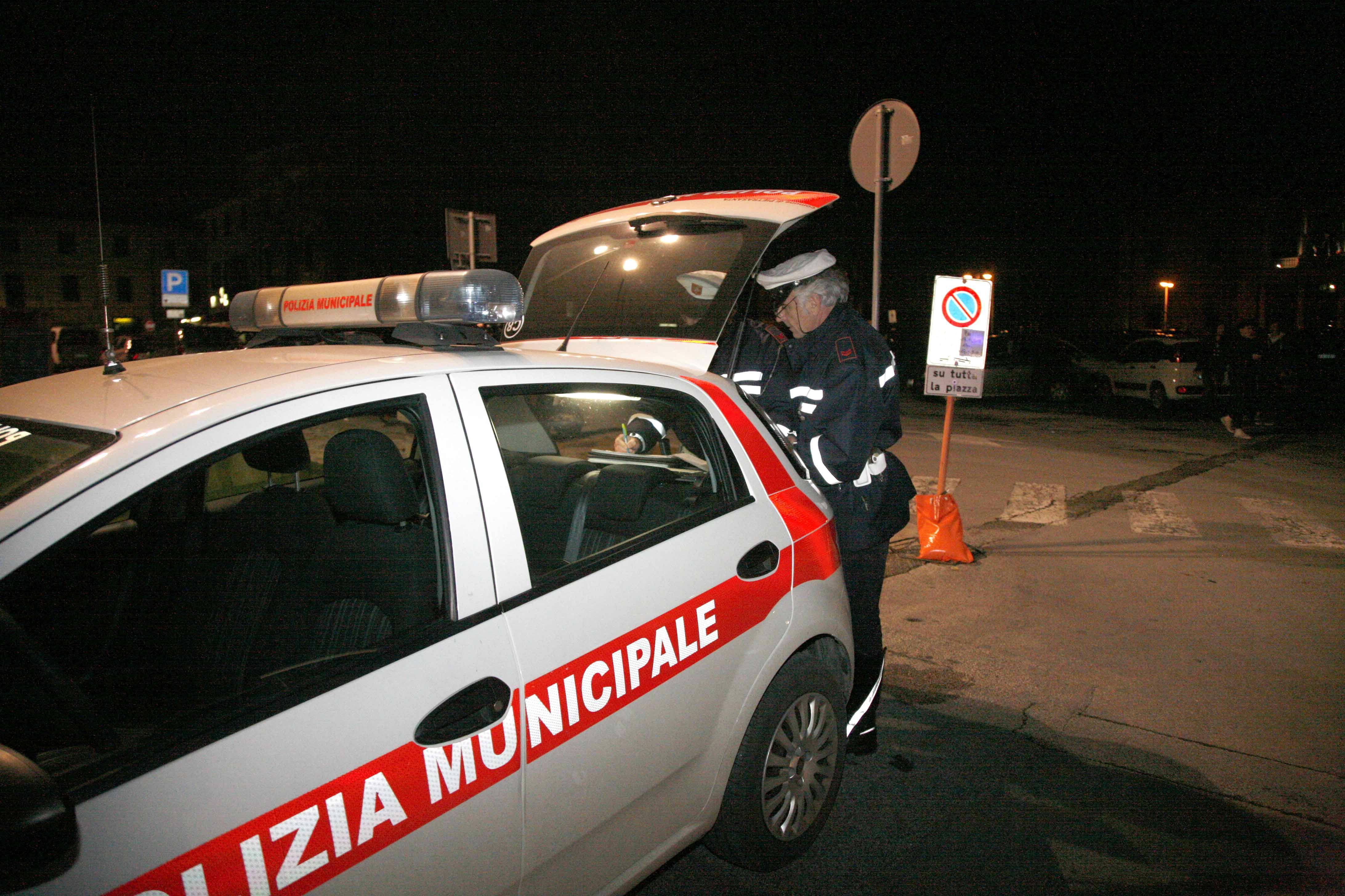 Una pattuglia della polizia municipale in servizio notturno (foto d'archivio)
