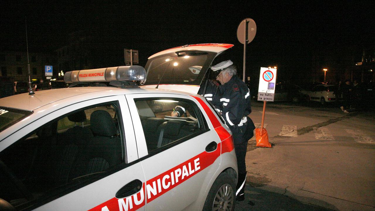 Una pattuglia della polizia municipale in servizio notturno (foto d'archivio)