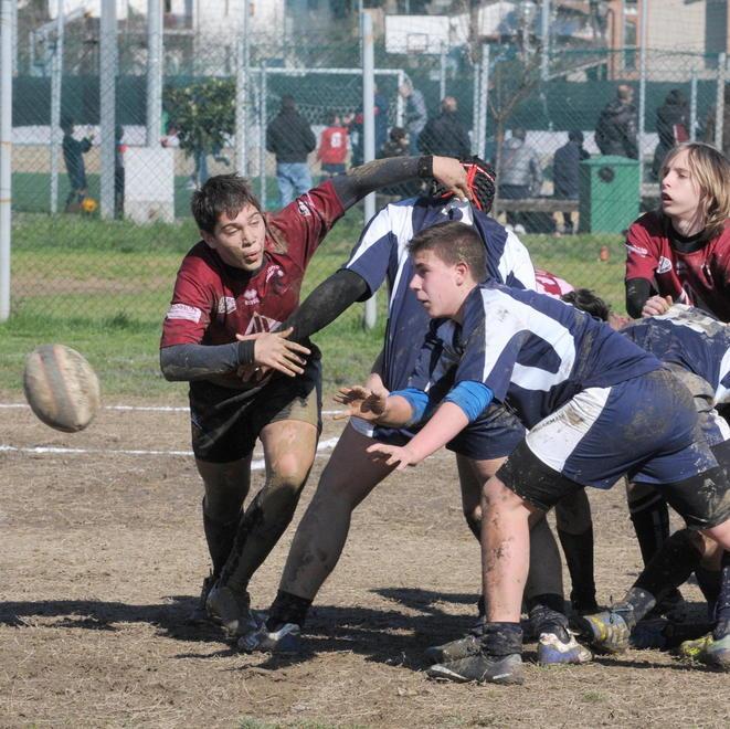 Una mischia durante una partita di rugby