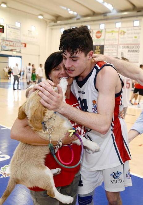 Lorenzo Caroti in una foto simbolo  dell'exploit del basket Cecina