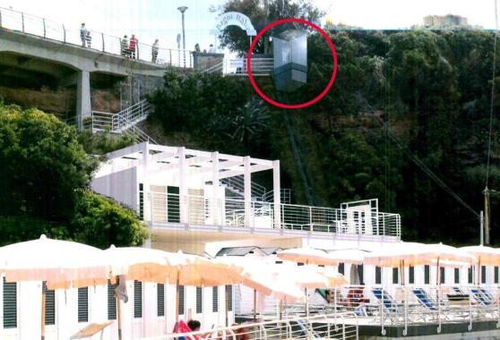Ascensore di vetro per arrivare al mare 