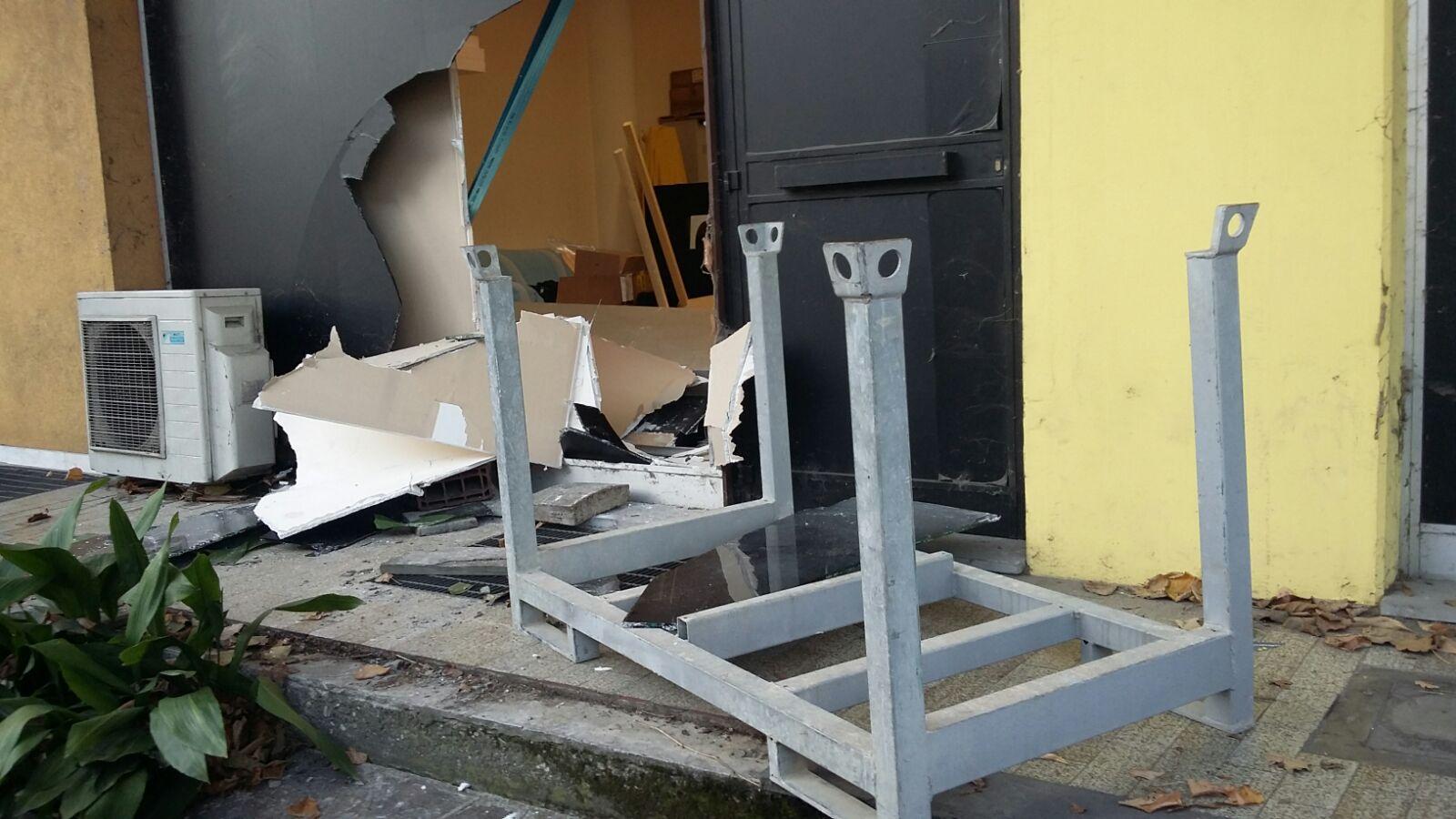 Devastano la vetrata del 3 Store di Rubiera ma il furto fallisce