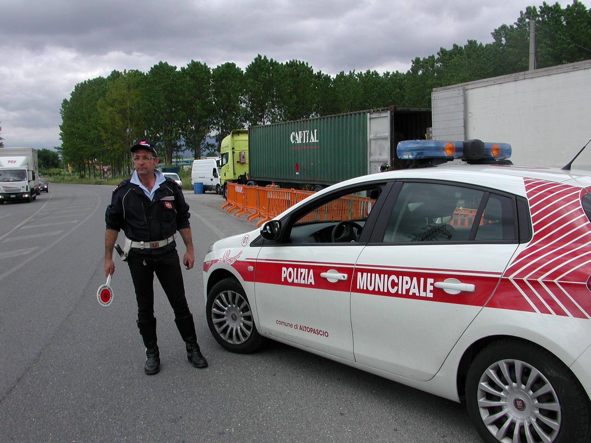 Una pattuglia della polizia municipale di Altopascio con l'ispettore Pellegrini 