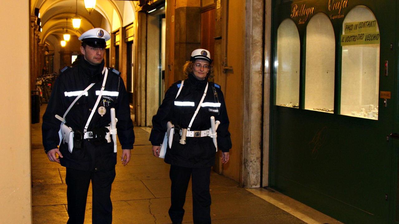 Vende alcolici fuori orario e senza documenti in regola: multa da 5mila euro a negozio di Modena