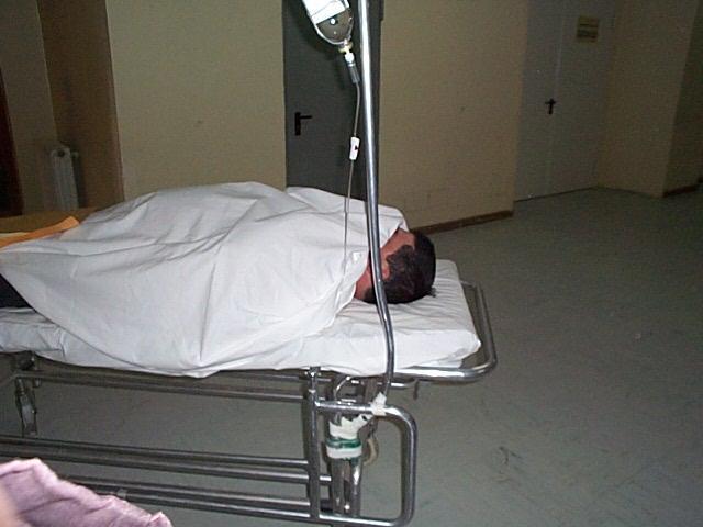 Tonino Corrias in ospedale dopo il primo agguato, nel 2001