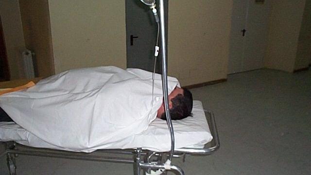 Tonino Corrias in ospedale dopo il primo agguato, nel 2001
