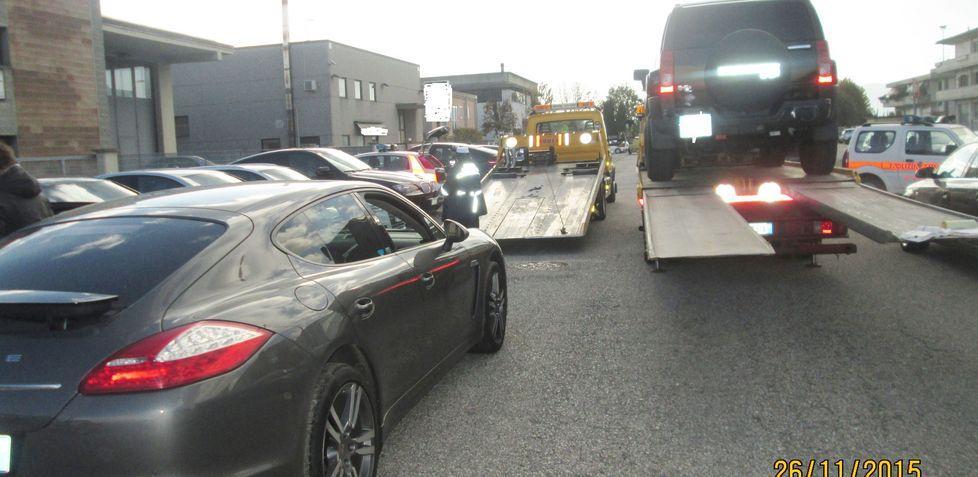 Il sequestro delle auto da parte della Polizia municipale di Agliana