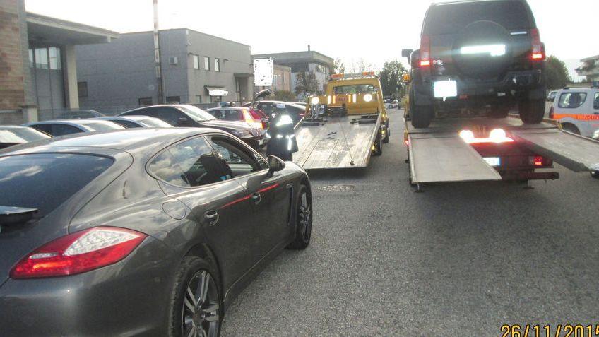 Il sequestro delle auto da parte della Polizia municipale di Agliana