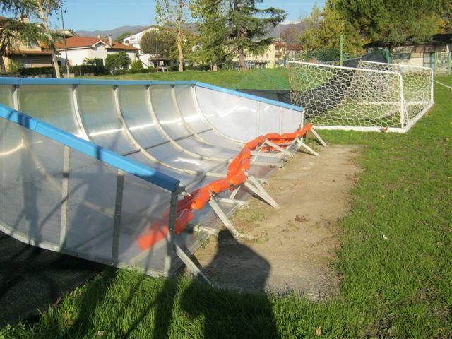 Una panchina e una rete abbattute dal vento al campo Turchi