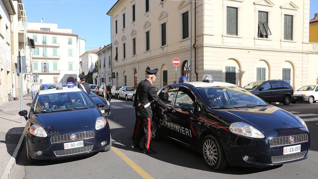 Auto dei carabinieri di fronte alla caserma di Empoli