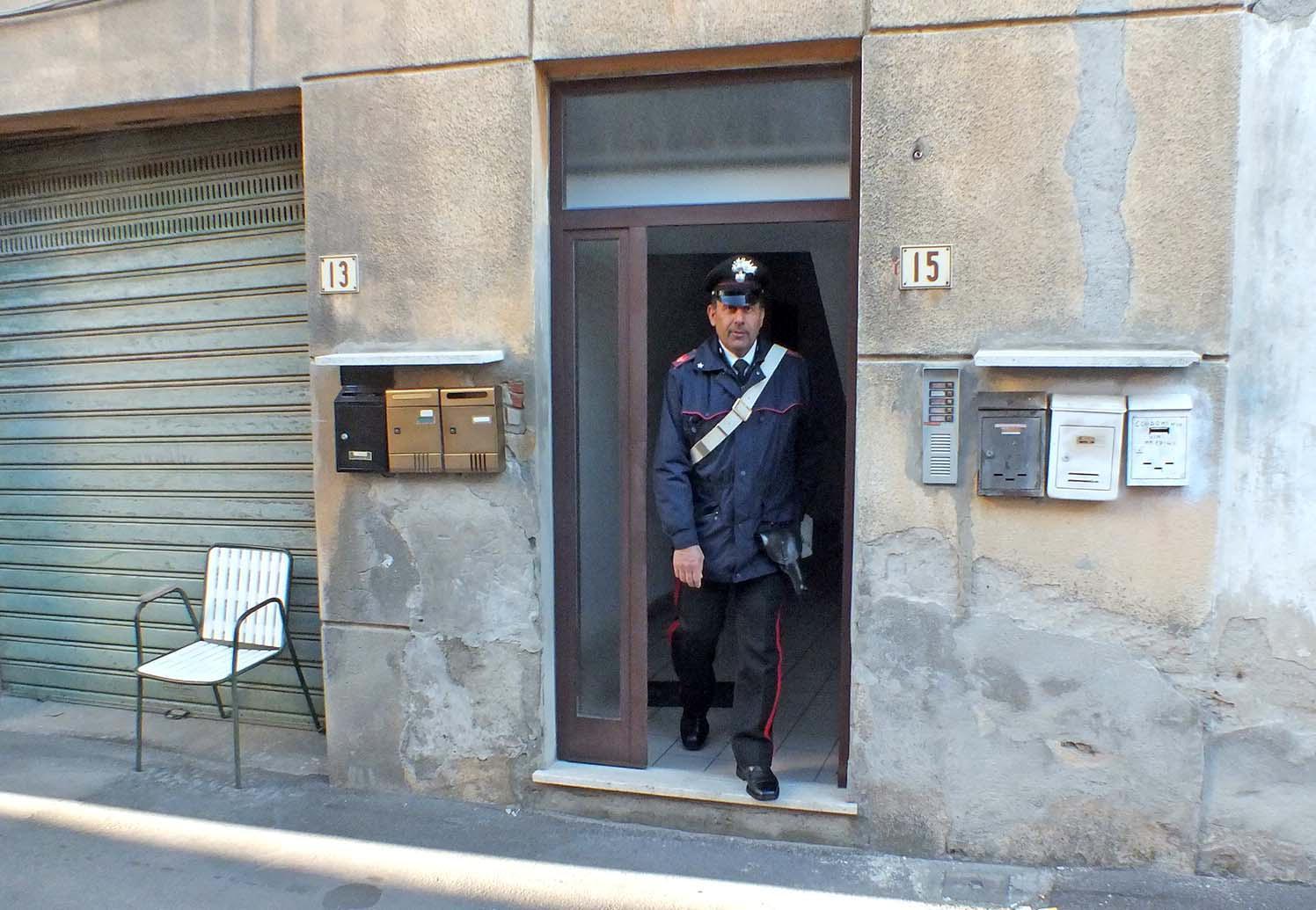Un carabiniere esce dall'appartamento della donna (foto Pabar)