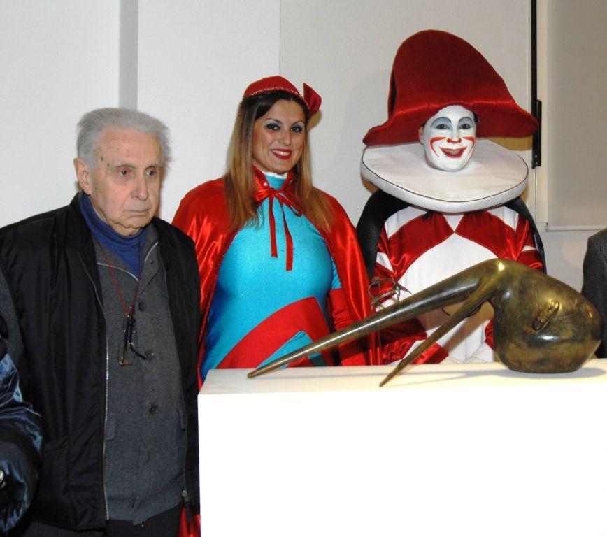 Il professor Bendinelli con Ondina durante una cerimonia legata al Premio Carnevalotto