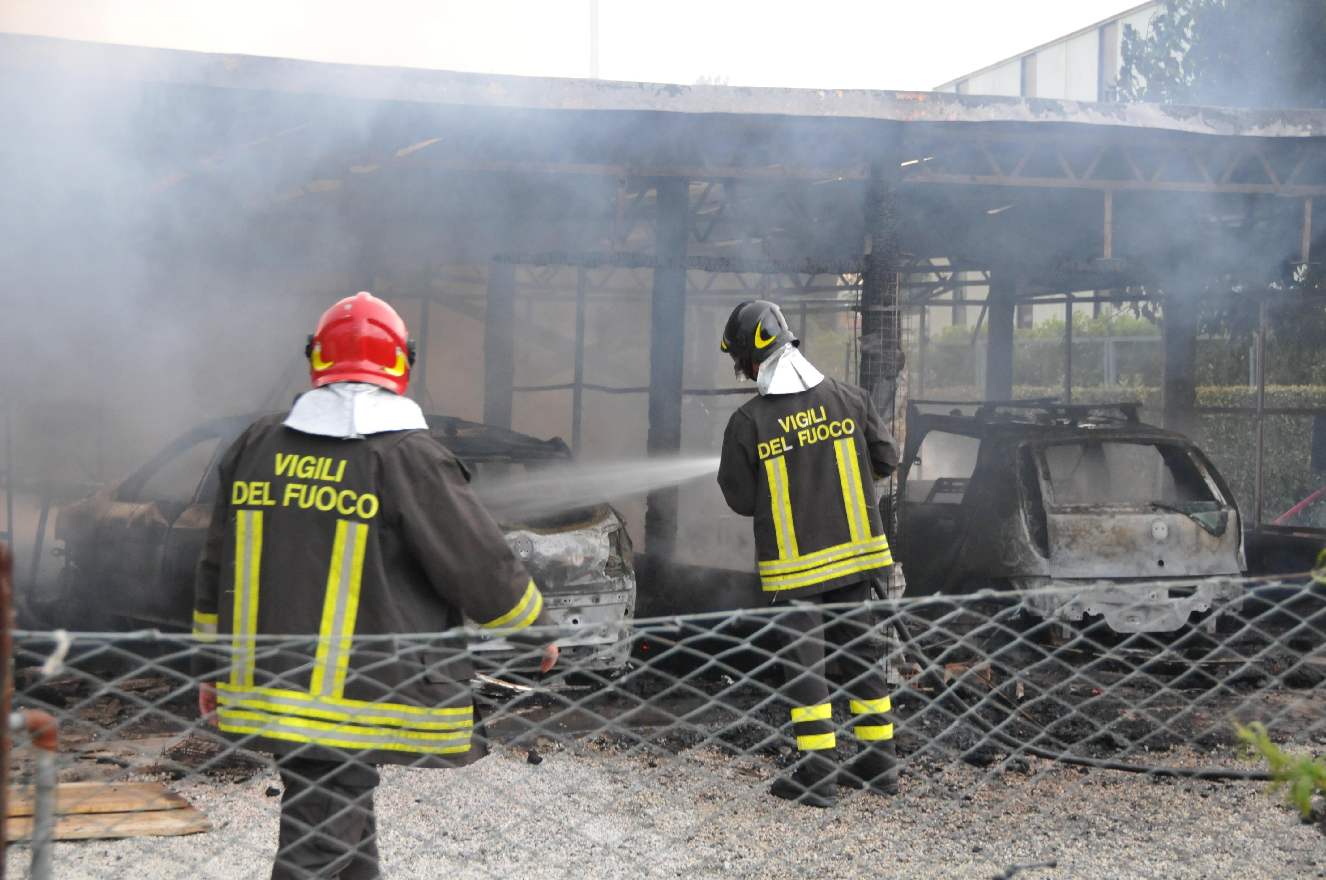 vigili del fuoco al lavoro (foto d'archivio)