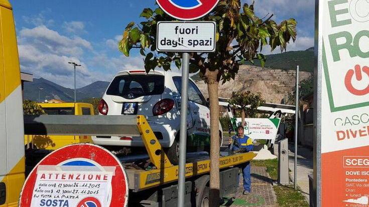 Rimossa di nuovo un’auto in dotazione al Comune
