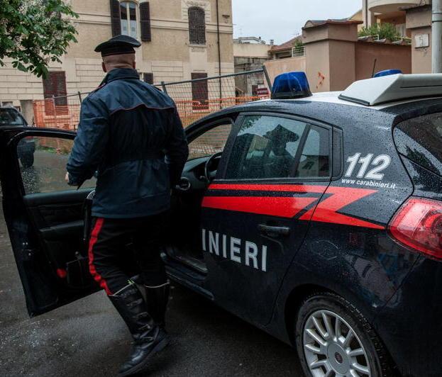 Picchia un carabiniere dentro il bar