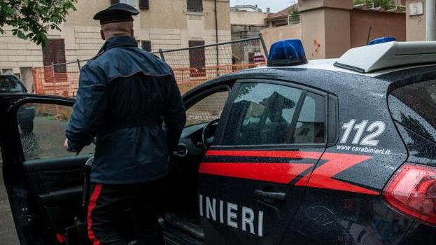 Picchia un carabiniere dentro il bar