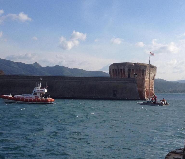 Il catamarano fatto con le bottiglie 