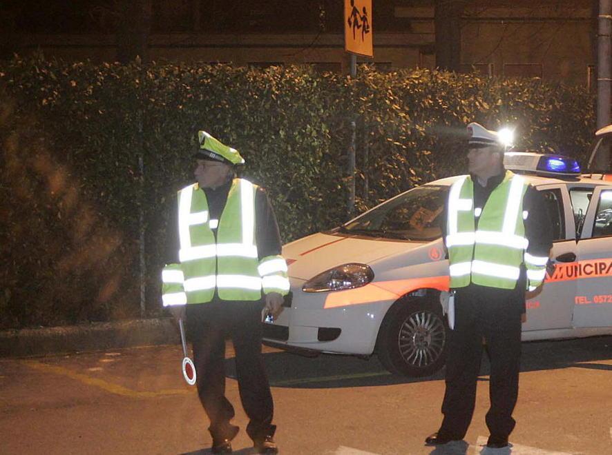 Montecarlo, scontro sui vigili urbani 