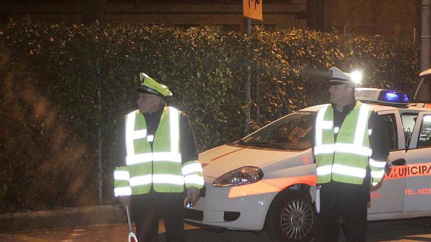 Montecarlo, scontro sui vigili urbani