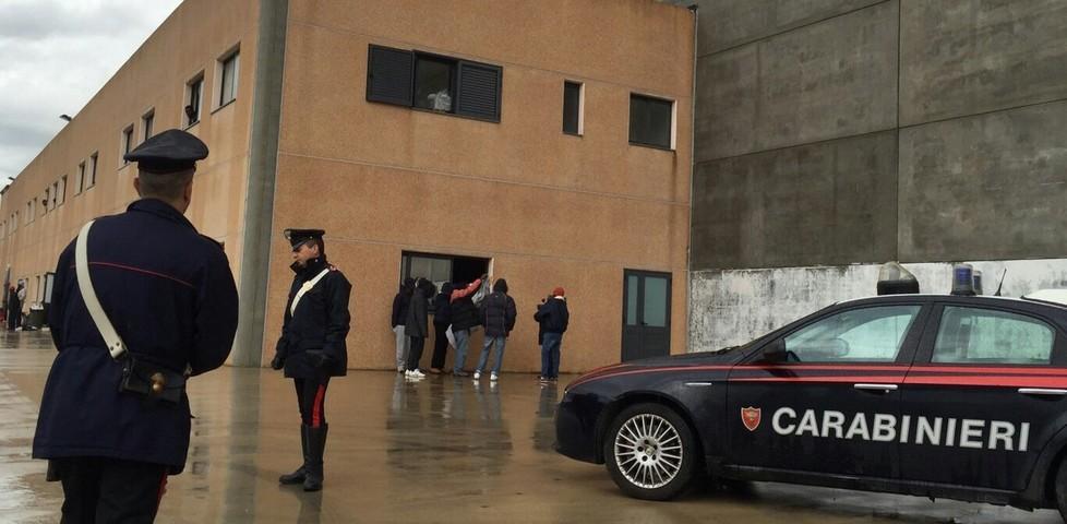 Niente pocket money, i migranti si barricano nel centro accoglienza 