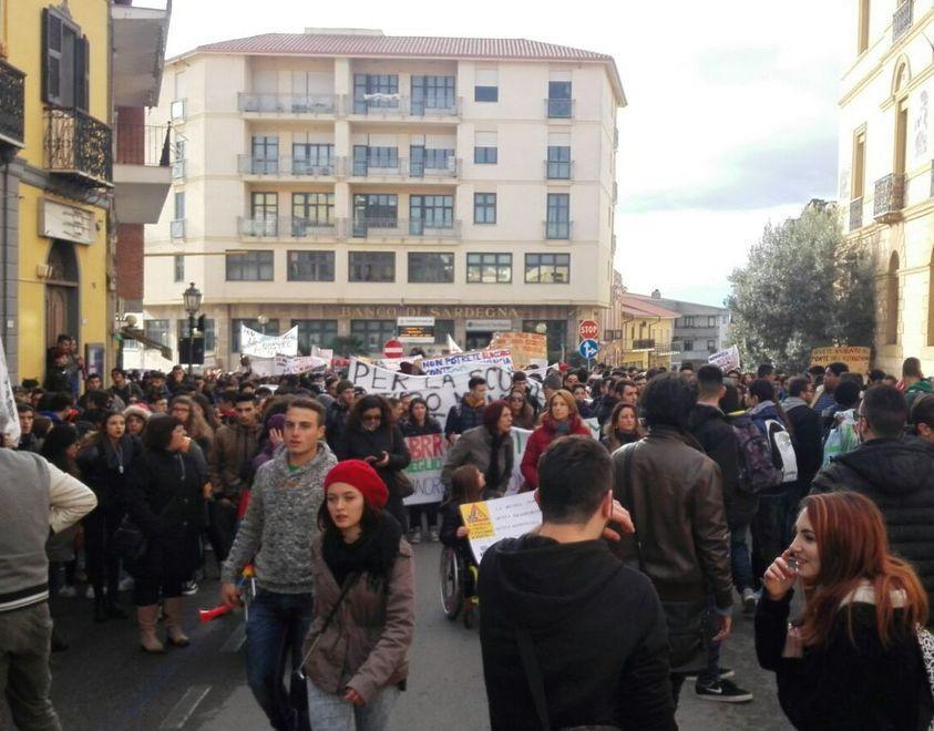 Niente soldi per le scuole gli studenti in piazza 