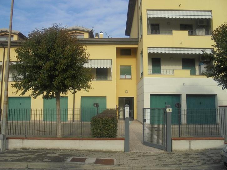 Finge di dover riparare guasto e truffa un’anziana in casa