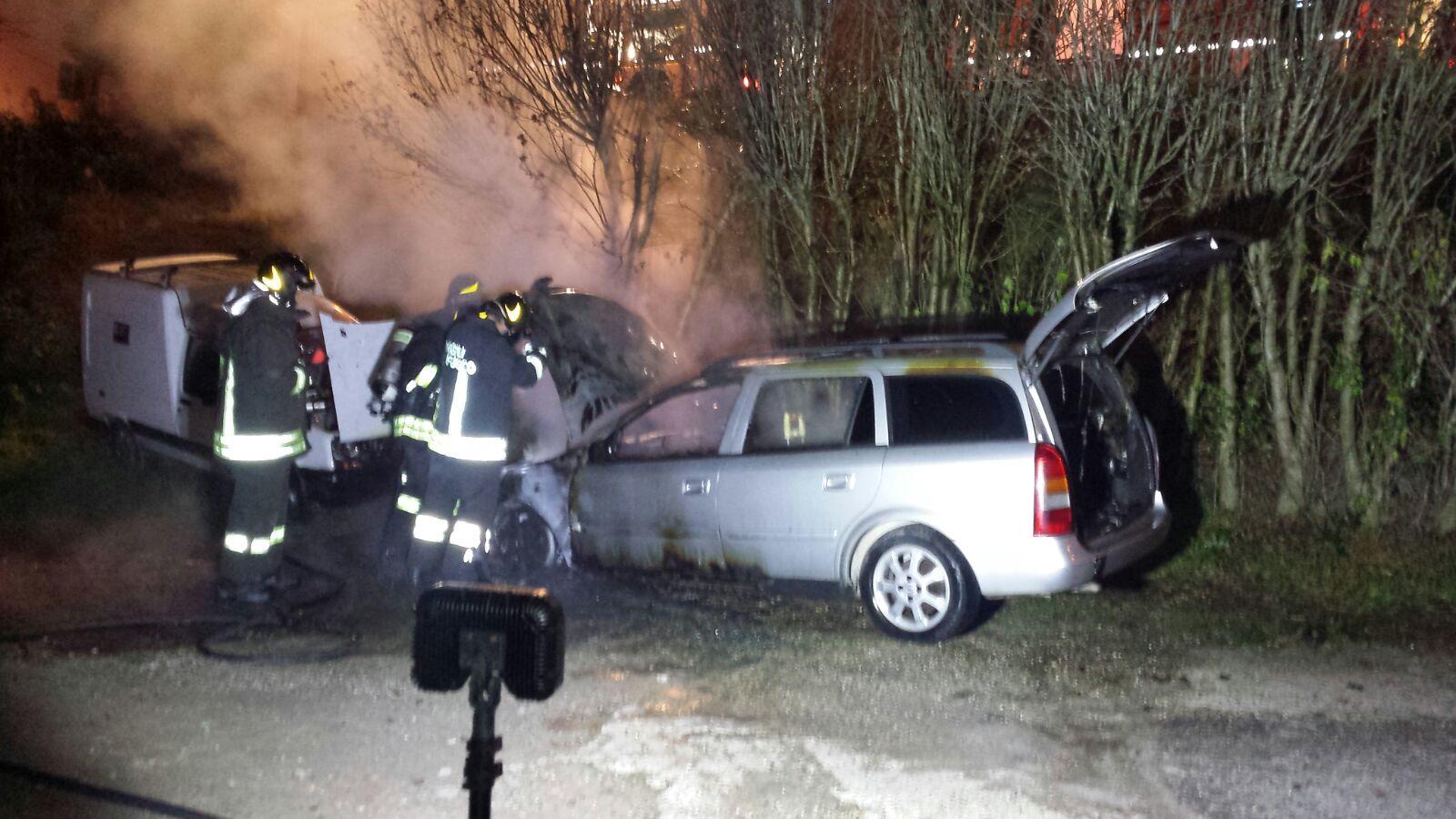 I vigili del fuoco durante le operazioni di spegnimento dell'auto e del furgone a Scortichino