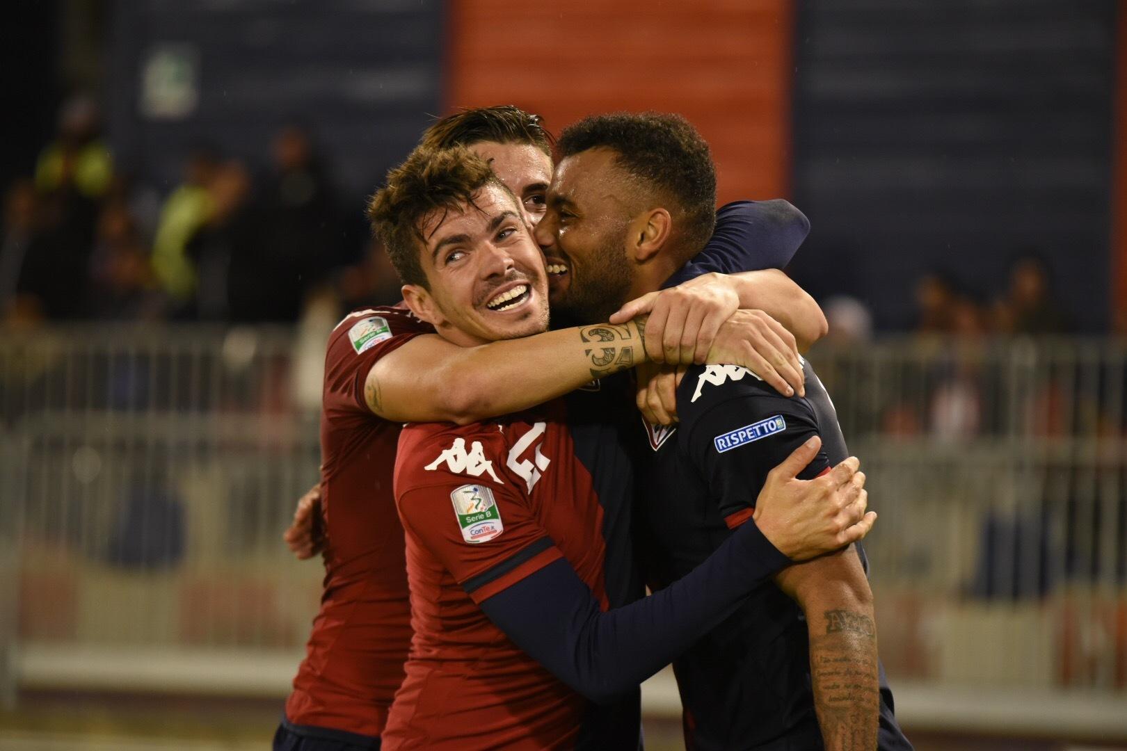 La gioia dei giocatori del Cagliari dopo il terzo gol all'Ascoli