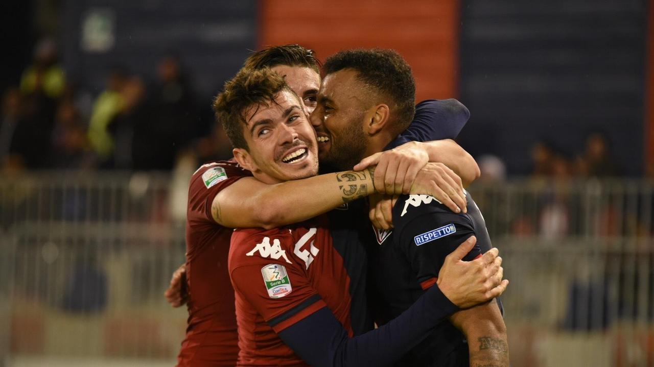 La gioia dei giocatori del Cagliari dopo il terzo gol all'Ascoli