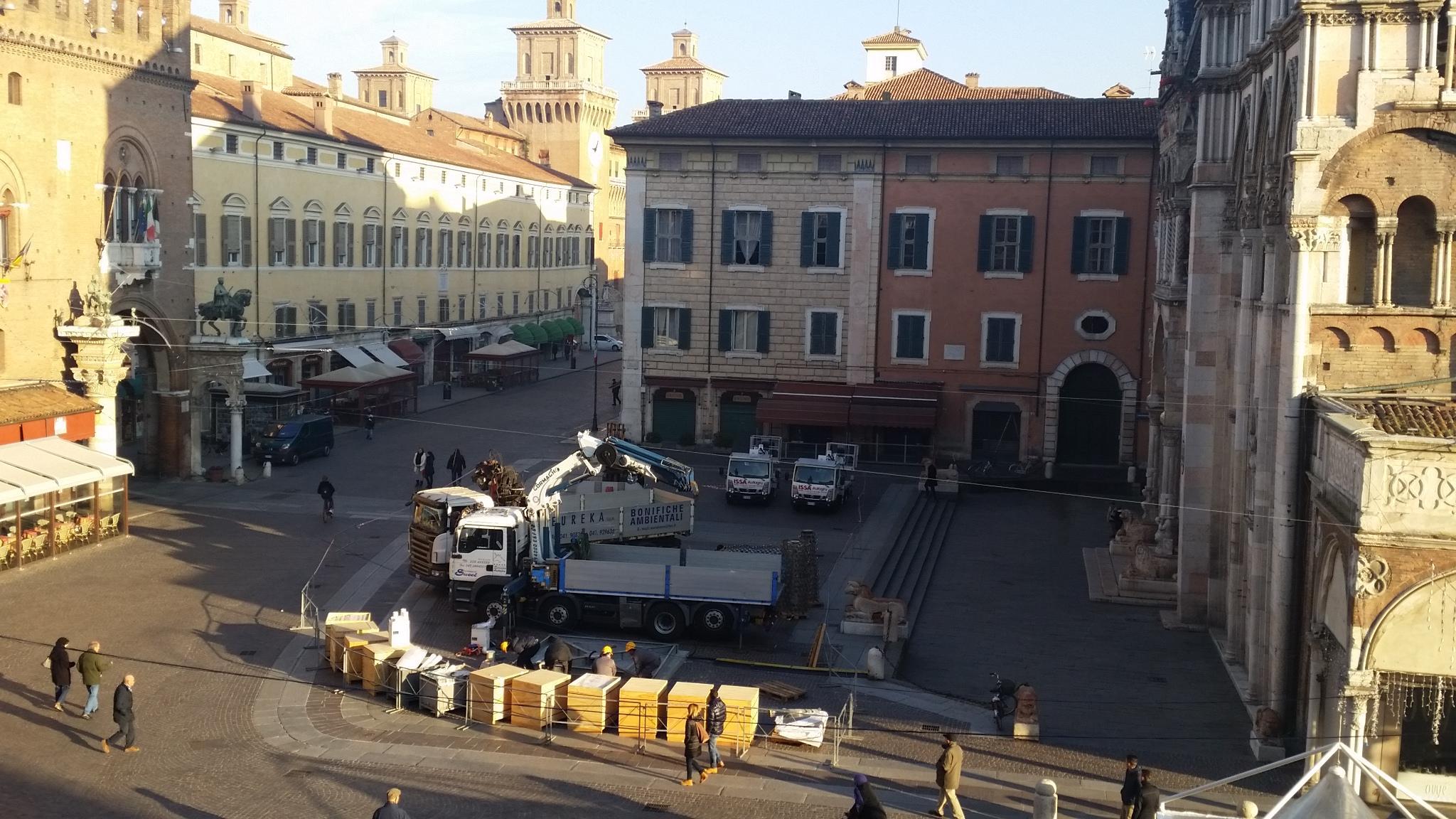 I lavori in piazza Cattedrale per il nuovo albero di Natale