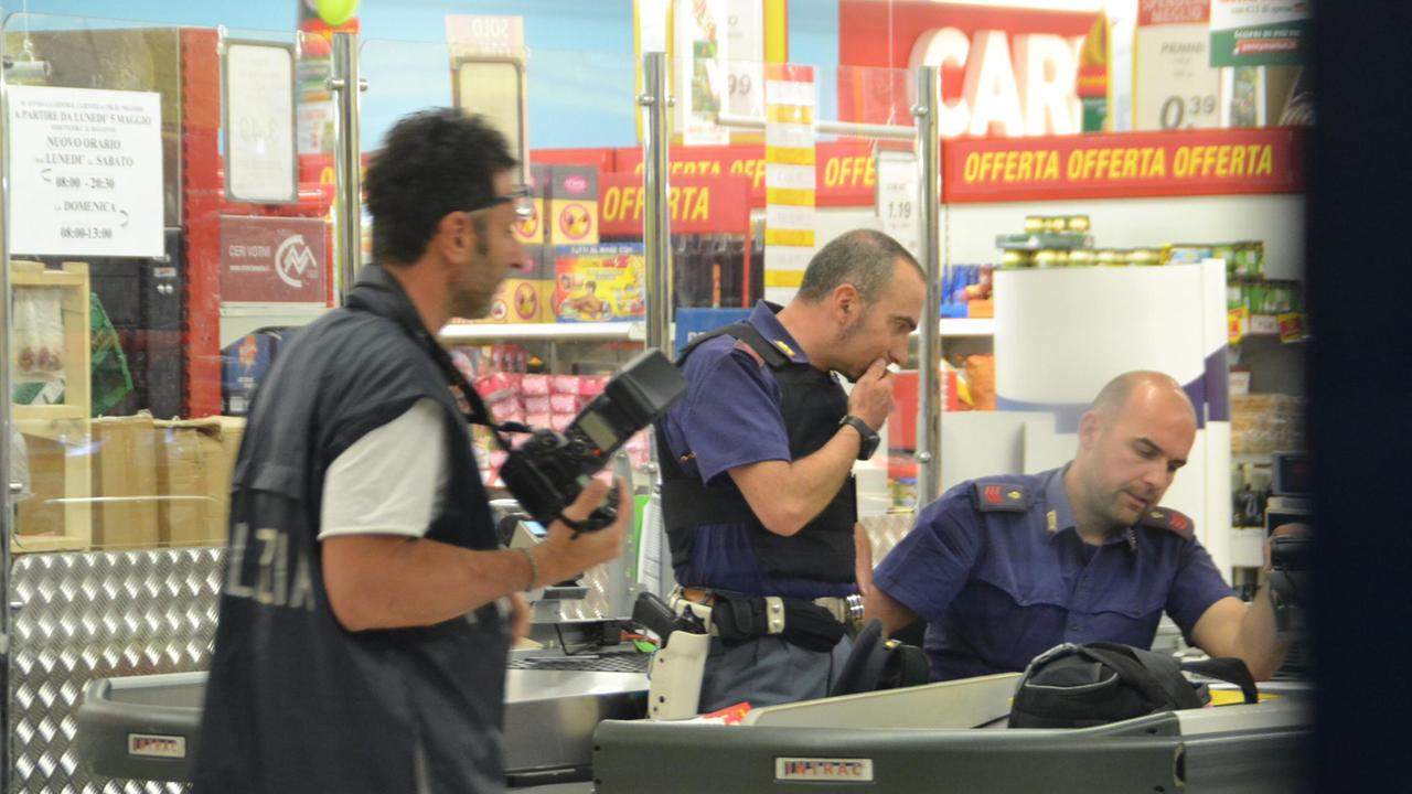 La polizia al Penny Market dopo la rapina
