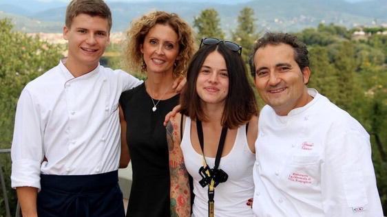 Lo staff della Limonaia di Villa Rospigliosi. Da sinistra: Mattia Parlanti, aiuto secondo chef; Maria Paola Agnani, proprietaria e direttrice; Elisa Masoni aiuto chef; Claudio Vicenzo, primo chef