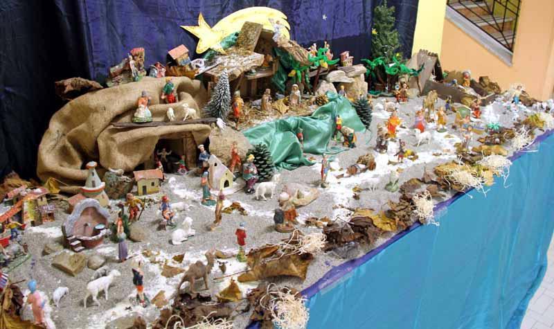 Un presepe allestito in una scuola
