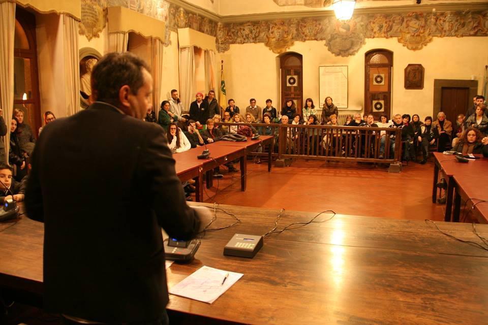 L'assemblea sulla piscina Marchi nel salone consiliare del Comune di Pescia