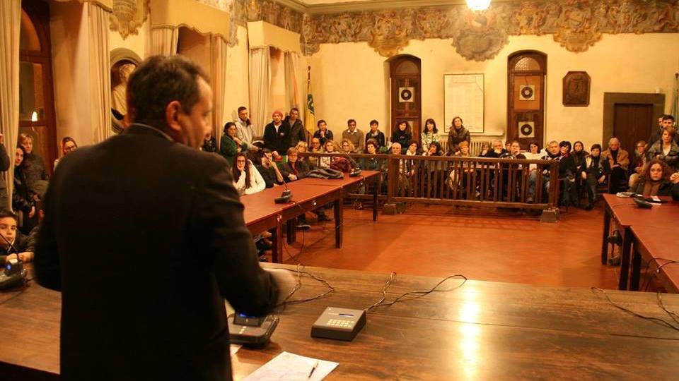 L'assemblea sulla piscina Marchi nel salone consiliare del Comune di Pescia