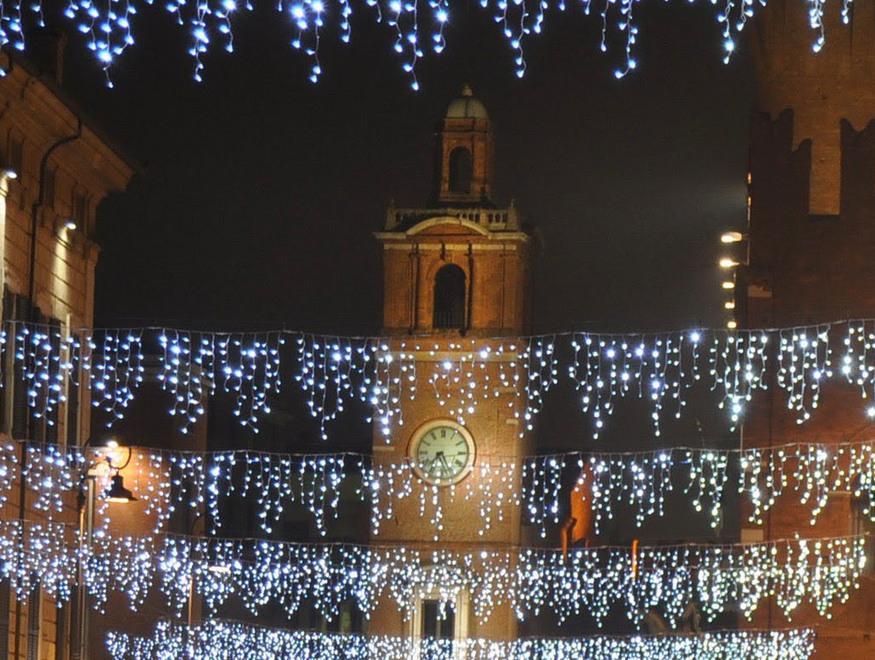Natale a Ferrara: «Luci, musica e pattinaggio. E un albero di vetro di Murano» 