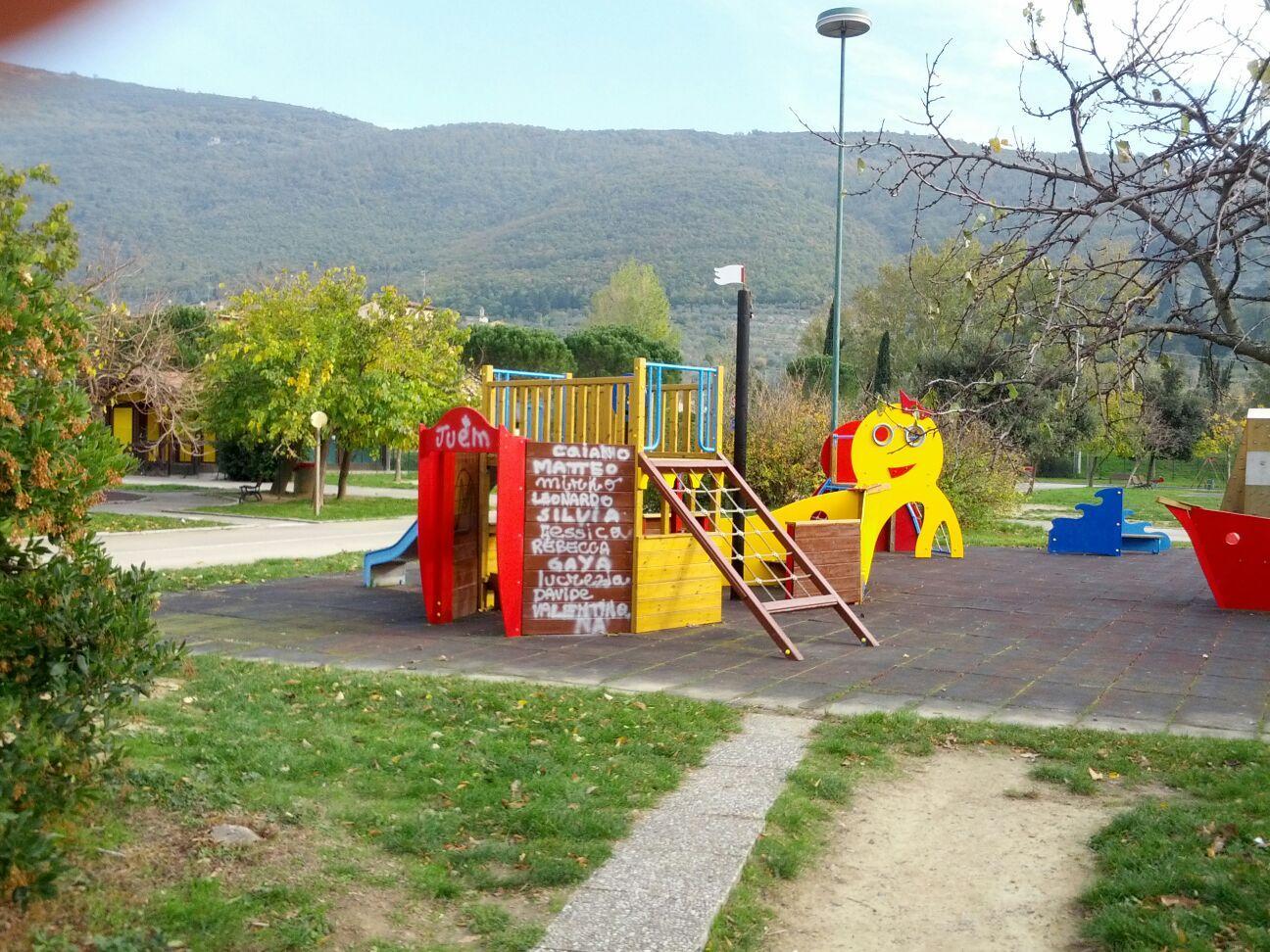 Le scritte sui giochi dei bambini nel giardino di viale Galilei