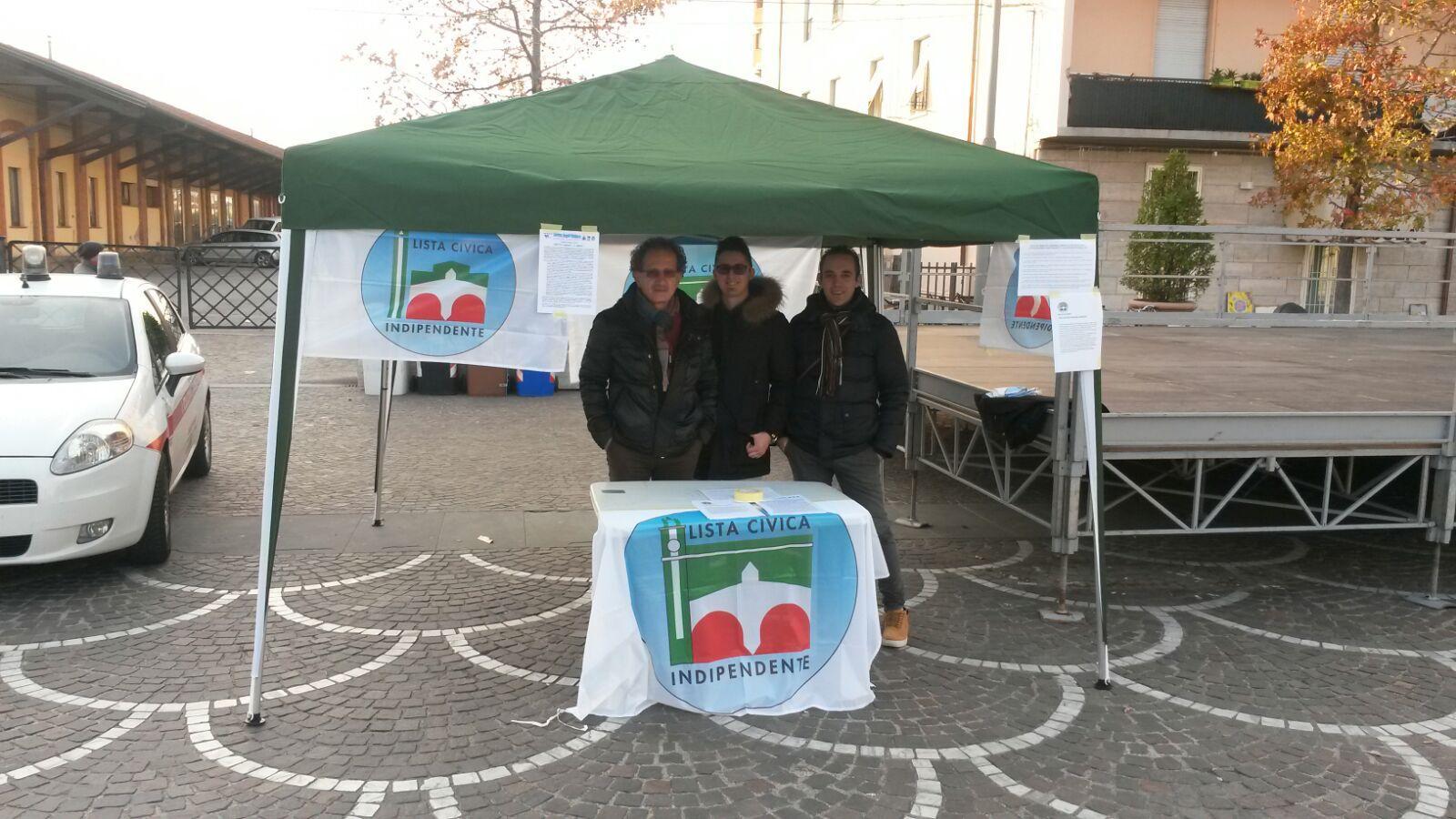 Il banchetto allestito alla stazione per la raccolta delle firme