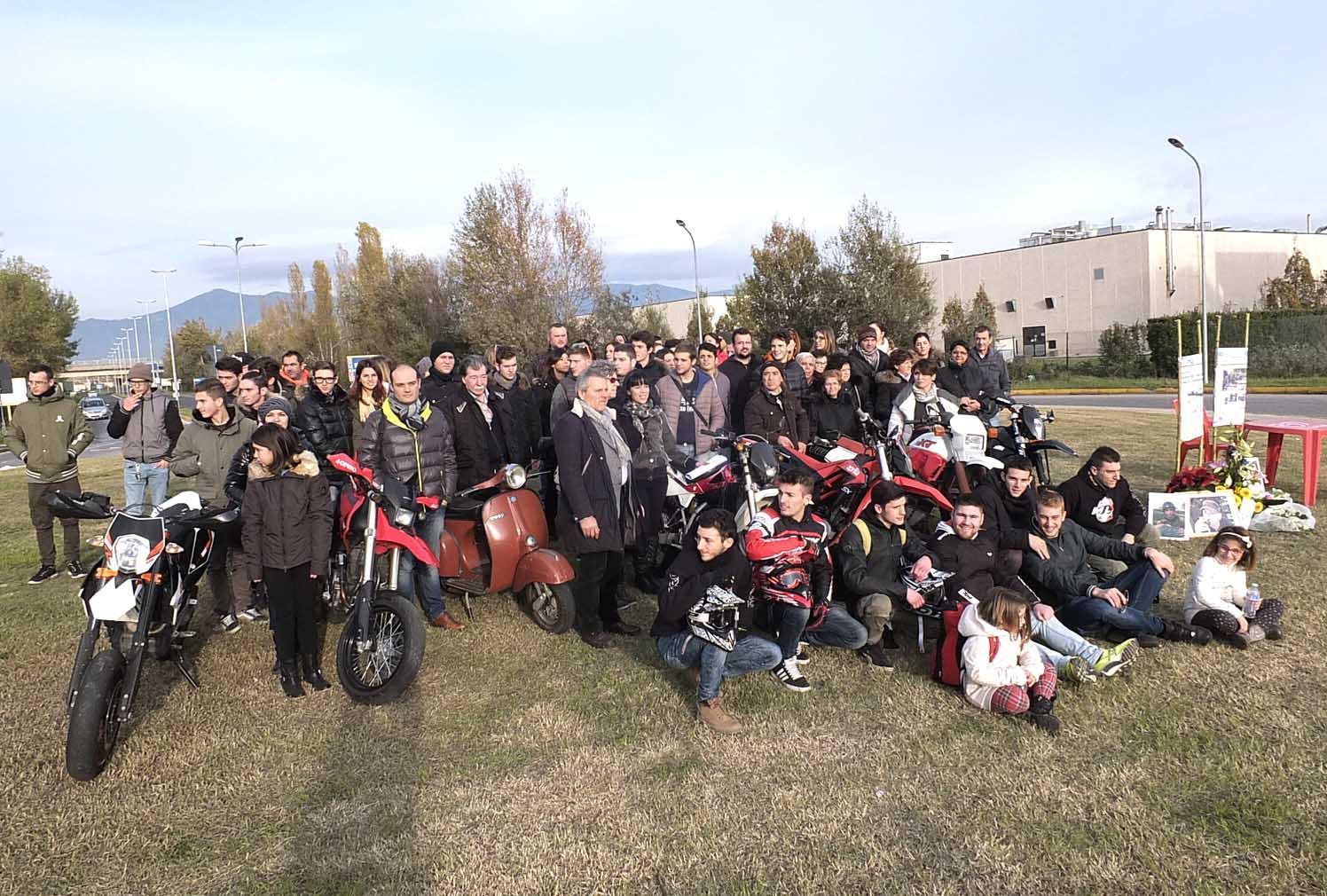 Gli amici di Luca e Francesco in occasione della protesta alla rotonda killer (Muzzi)