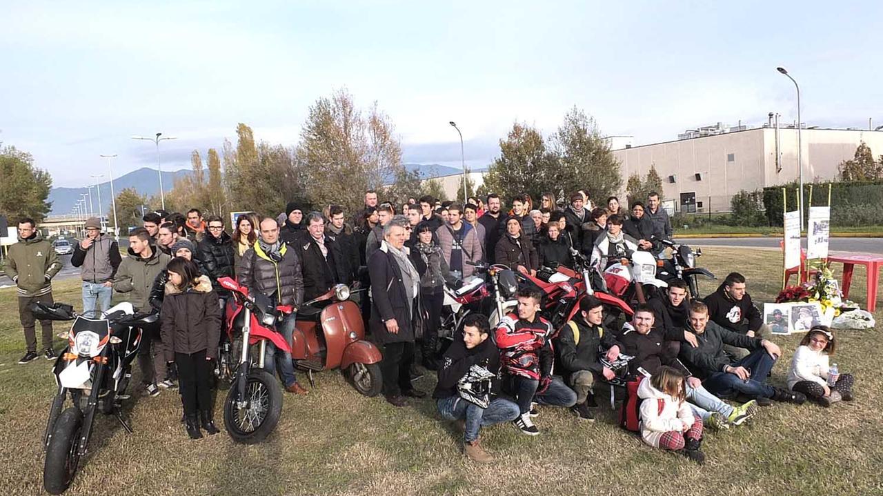 Gli amici di Luca e Francesco in occasione della protesta alla rotonda killer (Muzzi)