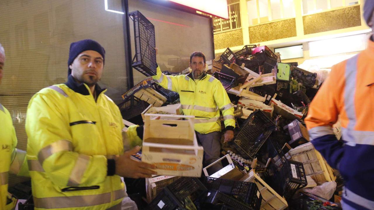Piazza Cavallotti invasa dai rifiuti, cassonetti pieni, raccolta ferma fino a lunedì