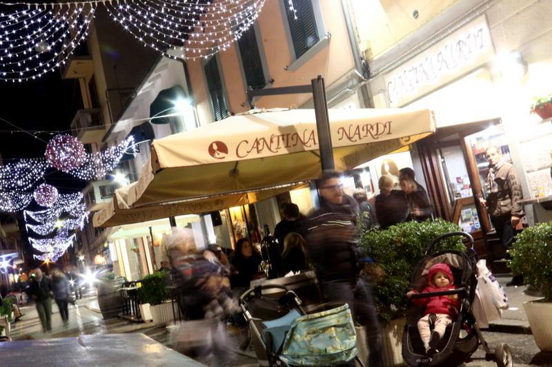 Via Cambini durante l'ora dell'aperitivo 