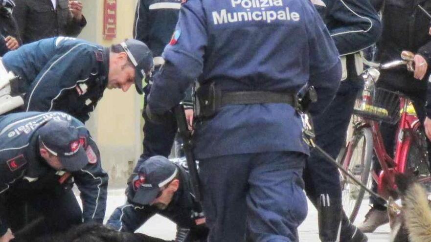 Scippato della collana in via Pistoiese Il giovane stava andando al supermercato