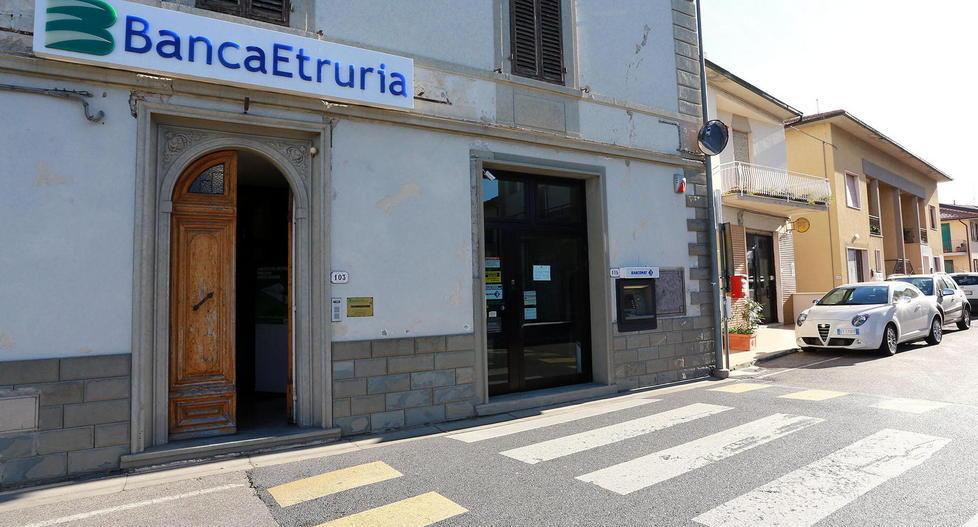 Tra rabbia e tensione allo sportello dell’ Etruria 