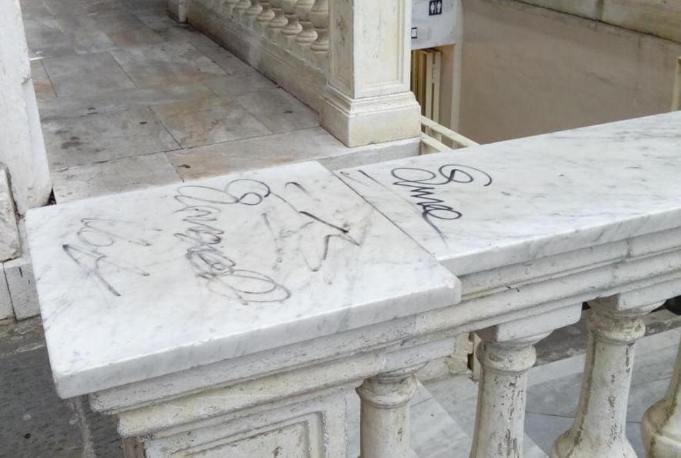 Scritte vandaliche, denuncia contro ignoti