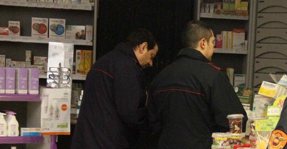Armato di coltello rapina una farmacia 