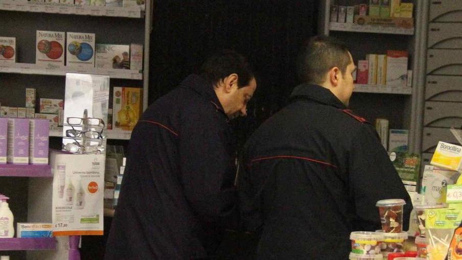 Armato di coltello rapina una farmacia