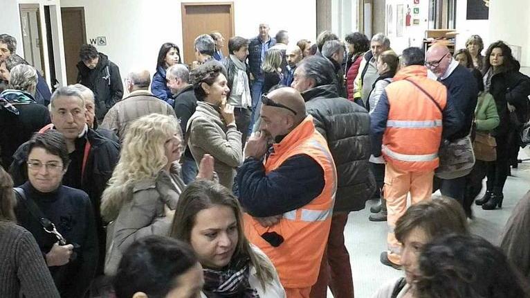 I dipendenti irrompono in consiglio provinciale